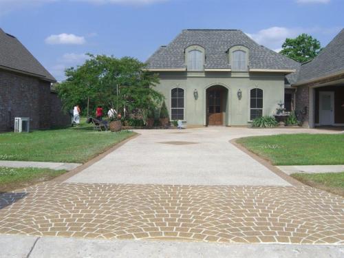 Driveway resurfacing with european fan cobblestone apron and brick borders