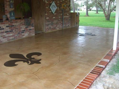 Stone pattern with brick border and fleur de lis