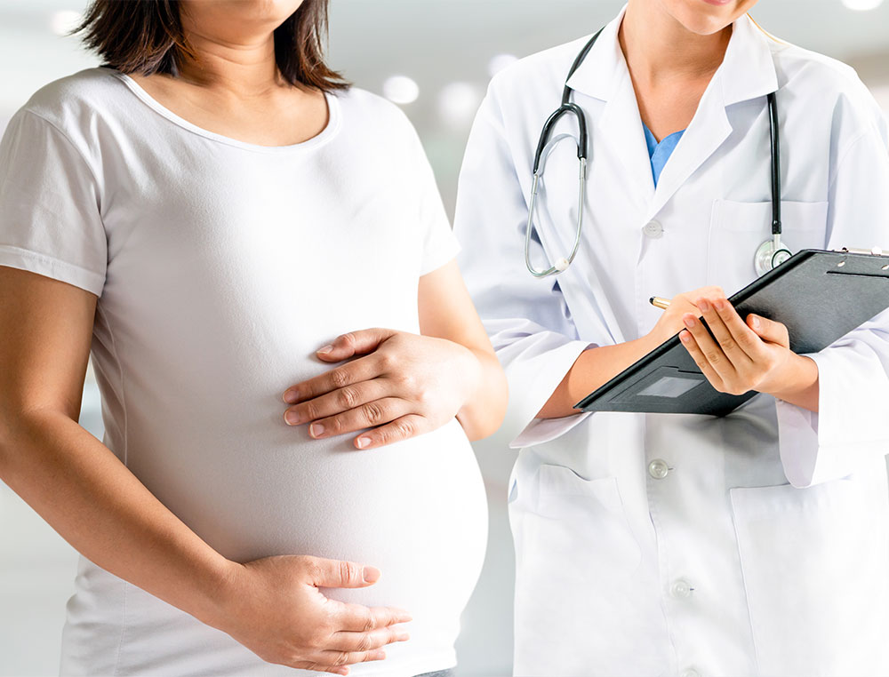 doctor with a pregnant woman