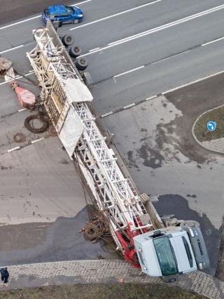 truck rollover blocking entire roadway